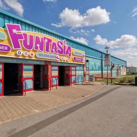 Inviting 3-Bed Caravan In Porthcawl Exterior photo