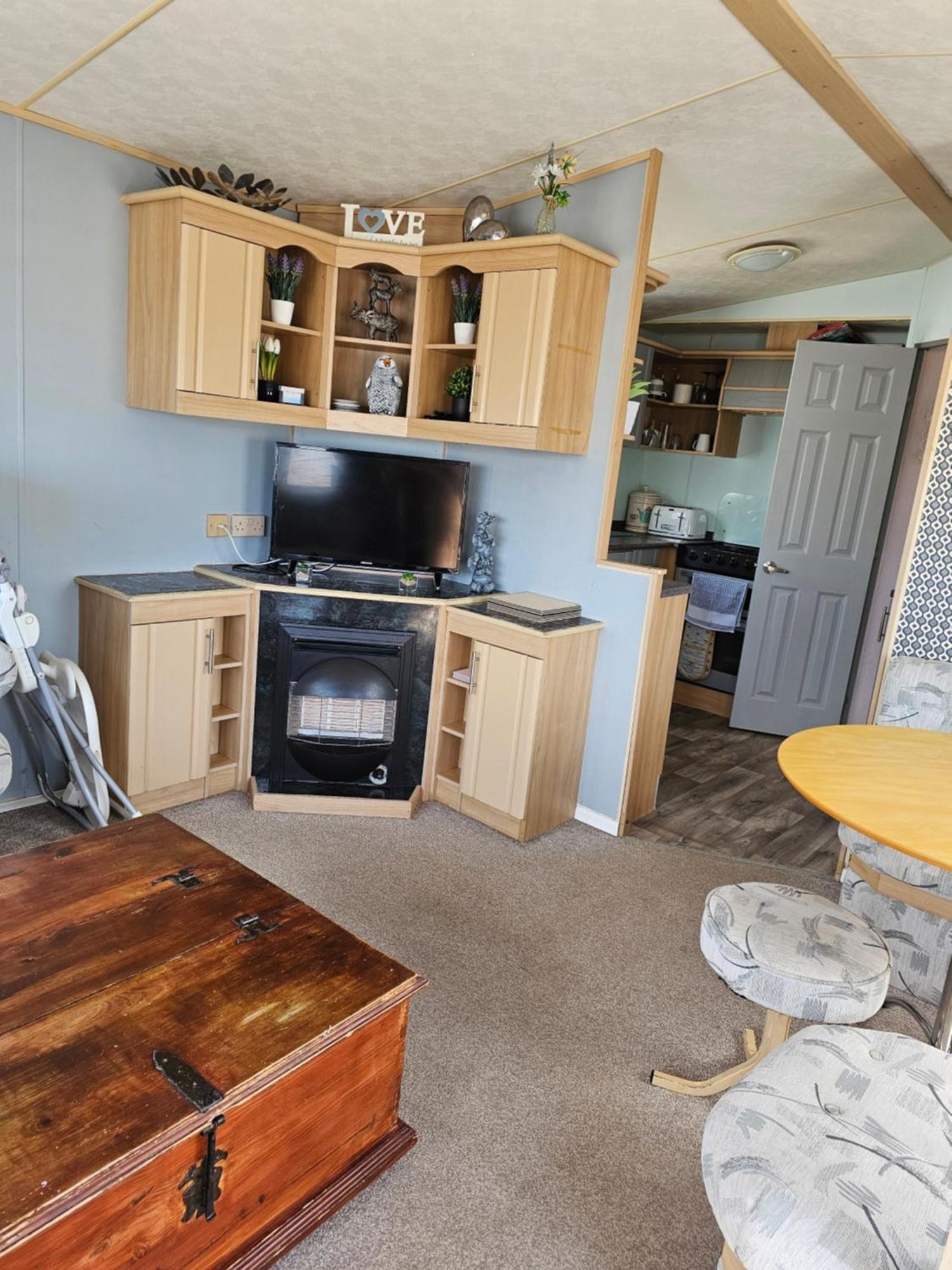 Chalet Inviting 3-bed Caravan In